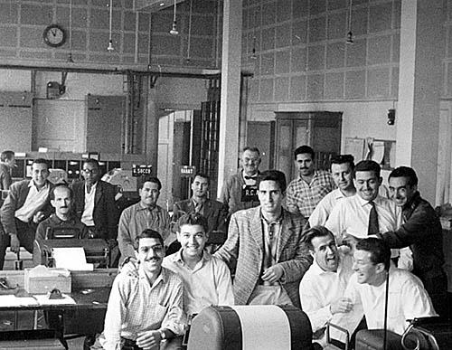 Central Telegraphique_1960.jpg - Central Télégraphique 1960- TANGER / MAROC  Photo communiquée par Joseph MAMAN (1ere rangee en bas, 1er gauche, avec lunettes)  Désolé de ne pouvoir me souvenir des noms de mes chers collégues.  J'ai quand même le grand espoir d'en retrouver quelques uns grace à cette photo. 